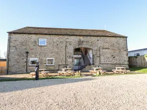 Cottage with garden & pool - Image 2