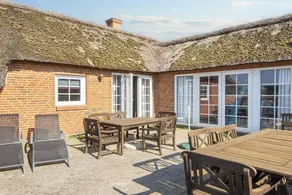 Holiday home with sauna & pool - Image 2