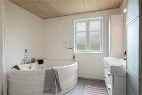 Holiday home with terrace, barbeque & hot tub - Image 5