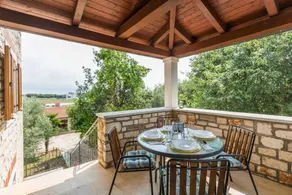 Holiday home with barbeque & garden - Image 5