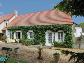 Charming 19th-century farm with hiking and guest table - Image 3