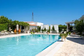 Appart'hôtel avec piscine, jacuzzi et internet haut débit | Vue jardin - Image 2