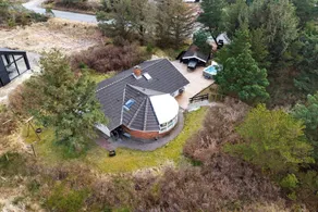 Holiday home with garden, sauna & jacuzzi - Image 2