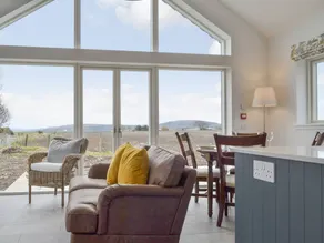 Cottage with jacuzzi & garden | River view - Image 3