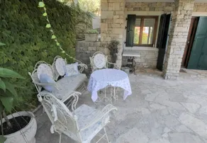 Apartment with terrace & garden - Image 5