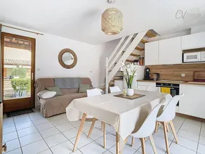 Voll ausgestattetes Ferienhaus mit Terrasse, Pool und Garten - Image 4