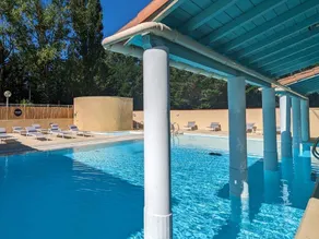 Mobilheim mit Pool und Terrasse - Image 2