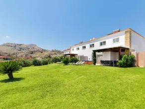Holiday home with garden, BBQ & pool - Image 5