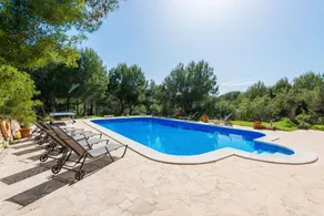 Familienfreundliche Villa mit Grill, privatem Pool und Garten - Image 2