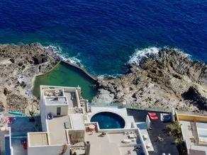 Exklusive Villa am Meer mit privatem und natürlichem Pool - Image 2