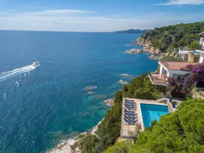 Villa with private pool, barbecue & garden - Image 2