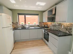 Family-friendly cottage with garden - Image 5