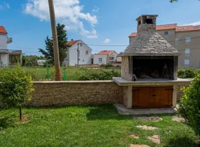 Casa con terraza, barbacoa y jardín - Image 2