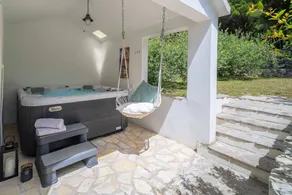Fully equipped villa with fast internet, garden & terrace | Mountain view - Image 5