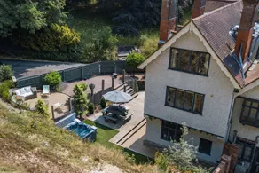 Child-friendly cottage with jacuzzi, garden & BBQ - Image 3