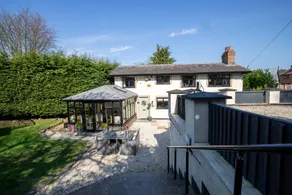 Cottage with hot tub & garden - Image 2
