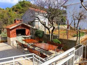 Flat with terrace & garden - Image 3