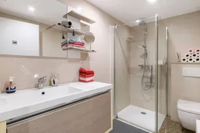 Dedicated room with BBQ, pool & garden - Image 4