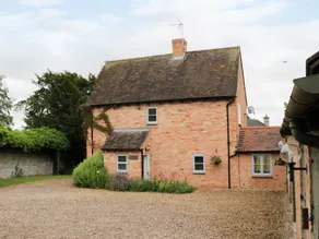 Cottage with garden & barbecue - Image 2