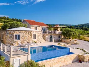 Holiday home with terrace, barbecue & garden - Image 4