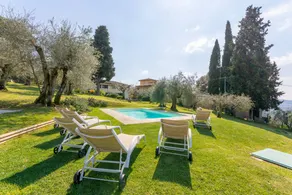 Villa avec jardin, barbecue et piscine privée - Image 3