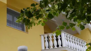 Apartment with terrace & garden - Image 4