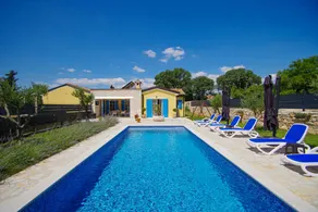 Children-friendly villa with pool & barbeque - Image 4