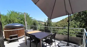 Family-friendly cottage with garden, jacuzzi & terrace | Garden view - Image 2