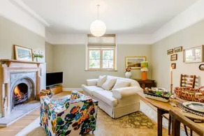 Cottage with garden & barbeque | River view - Image 3