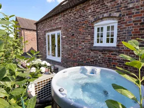 Family-oriented cottage with jacuzzi & garden | Pets allowed - Image 2