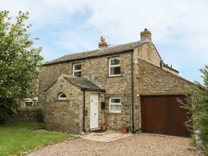 Family-oriented cottage with garden - Image 2