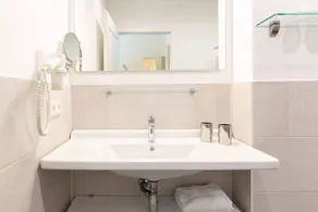 Apartment with sauna & pool - Image 3