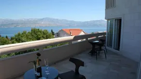 Flat with garden, barbeque & pool - Image 3