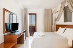 Dedicated room with pool, garden & terrace | Sea view - Image 2