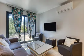 Holiday Home “Nestled Among the Pines” with Wi-Fi and Air Conditioning - Image 4