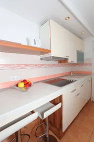 Holiday apartment with garden, terrace & BBQ | Sea view - Image 2