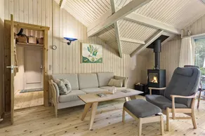 Fully equipped holiday home with terrace - Image 2