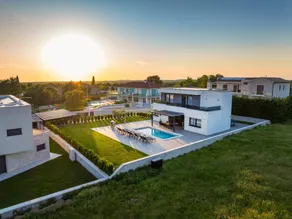 House with terrace, private pool & garden - Image 2