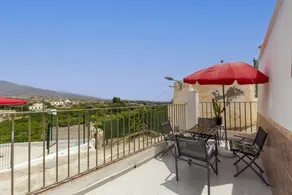 Casa vacacional con jardín, terraza y barbacoa | Vistas a la montaña - Image 2