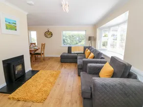 Family-oriented wonderful cottage with hot tub & garden | Close to the beach - Image 3