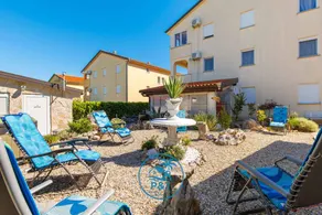 Holiday flat with balcony and views of greenery - Image 3