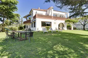Villa with BBQ, garden & terrace - Image 2
