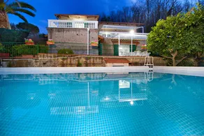 Ample villa with garden, terrace & jacuzzi - Image 2