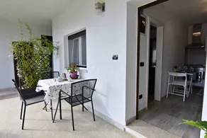 Apartment with garden & terrace - Image 3