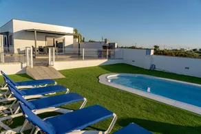 Maison avec barbecue, piscine et terrasse | Vue montagne | Adaptée au travail à distance - Image 2