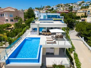 Holiday home with barbecue, garden & terrace | Sea view | Perfect for remote work - Image 2