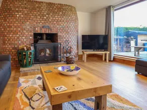 Cottage with garden & hot tub - Image 5