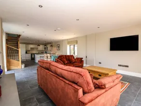 Family-friendly cottage with BBQ & garden - Image 4