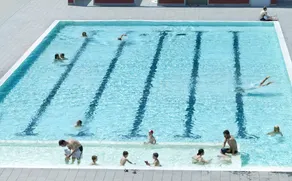 Apartment with garden & pool - Image 4