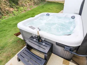 Cottage with hot tub & garden - Image 2